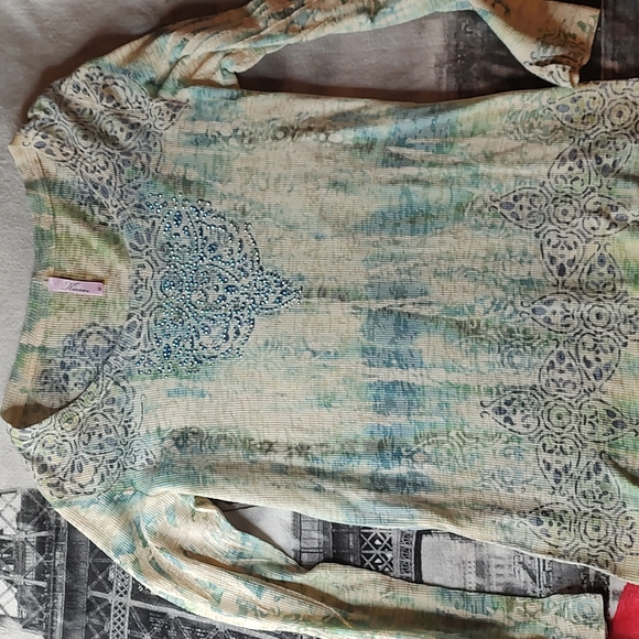 Kiara Green/White Shirt - Picture 4 of 7